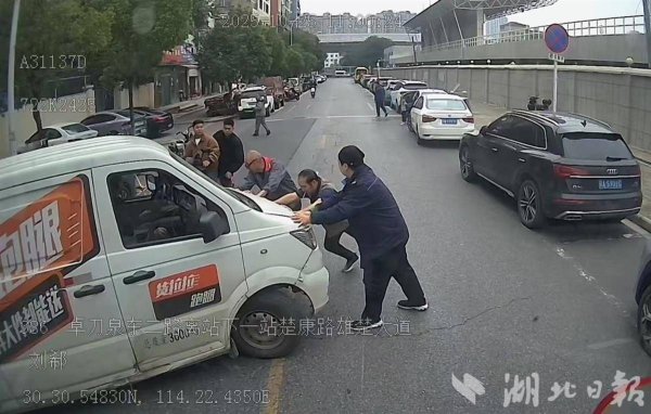 雅休配资 热心人合力推走故障面包车！公交司机吆喝 “搭把手” ，路人、小哥都来了