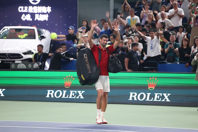 德约科维奇与球迷的互动颇为动情    摄影/任玉明